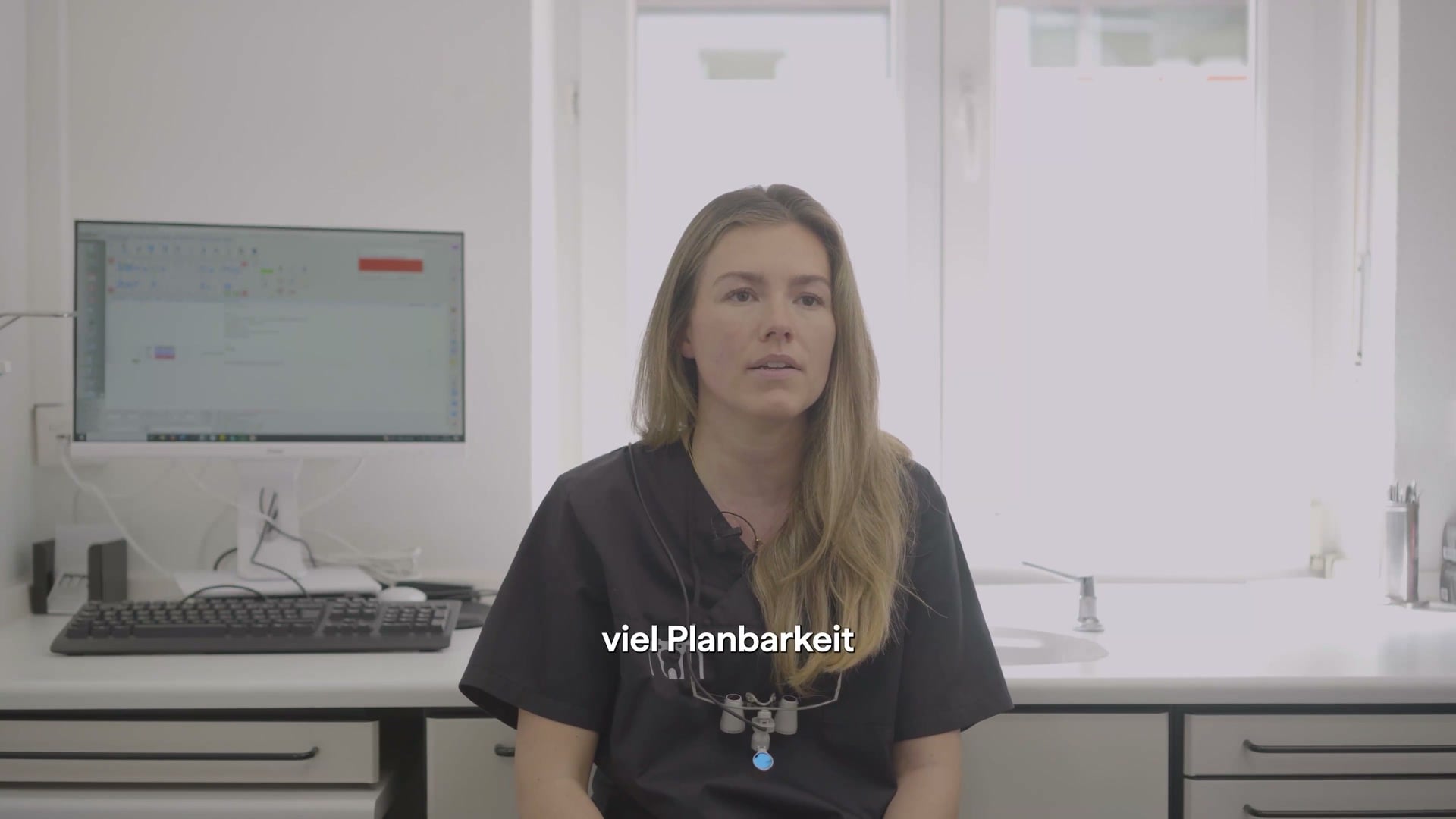 Luca Schuster, Zahnärztin aus München, im Behandlungszimmer ihrer Praxis. Eingeblendeter Untertitel: viel Planbarkeit